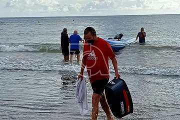 Una lancha neumática con varios jóvenes inmigrantes arriba a la playa de Ojos de Garza/TA.